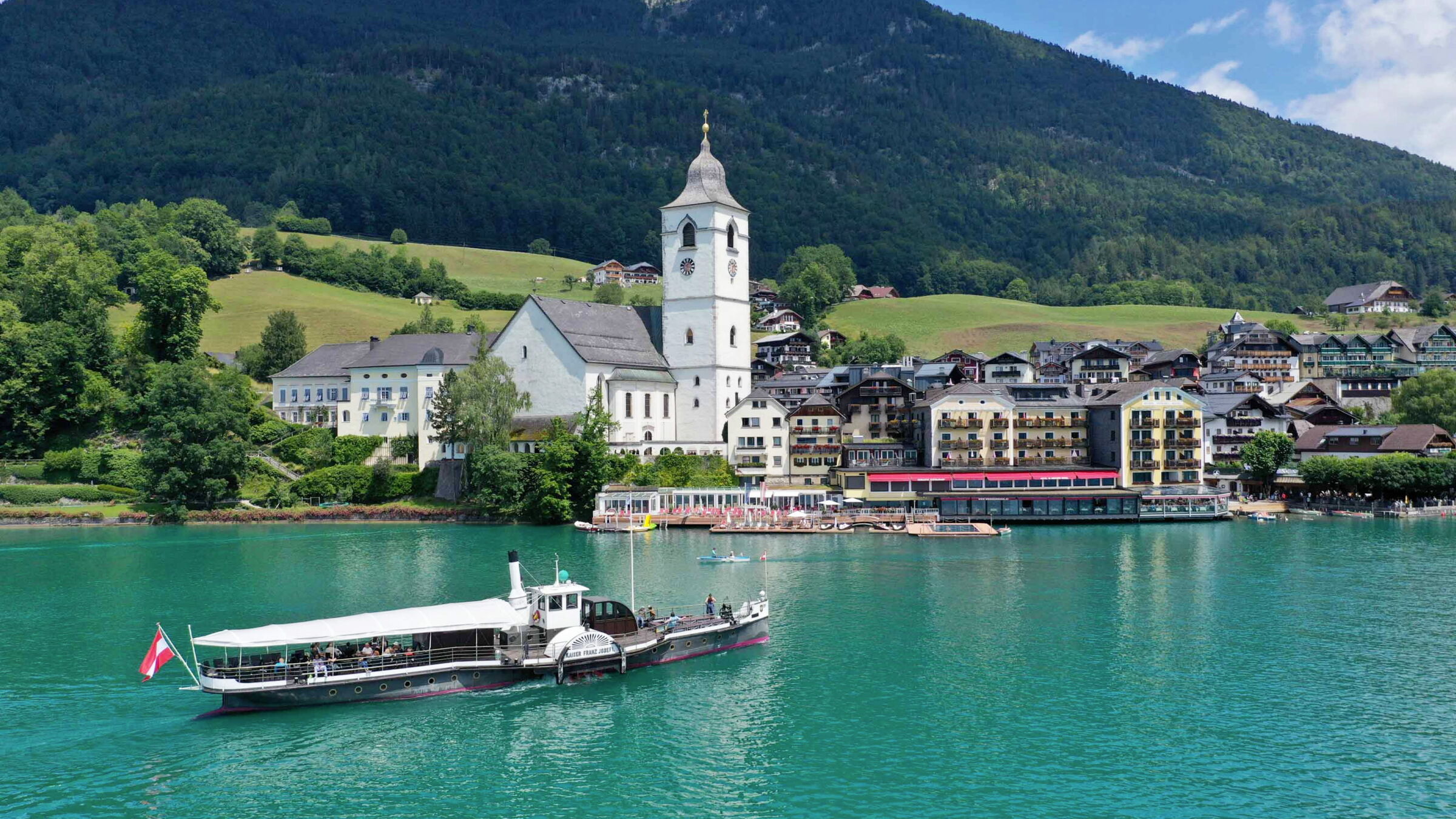 Blick auf das Romantikhotel Weisses Rössl und den wunderschönen Wolfgangsee