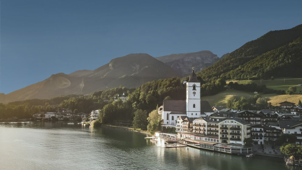 Das Romantikhotel Im Weissen Rössl am Wolfgangsee in der Vogelperspektive.