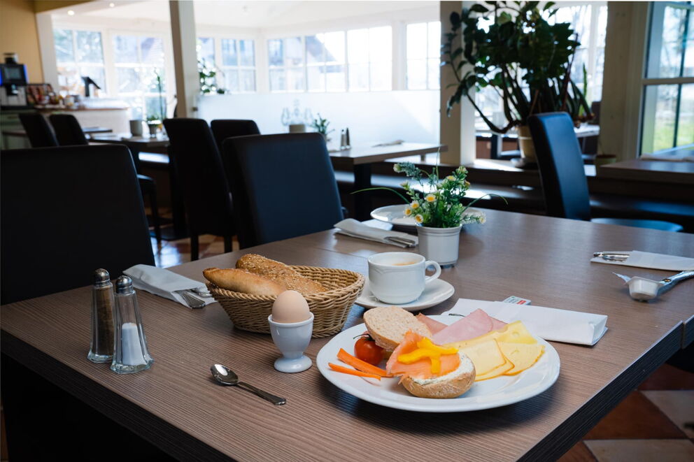 Frühstück im Landgasthof Kirchbichl mit Wurst, Käse, Eiern und Gebäck