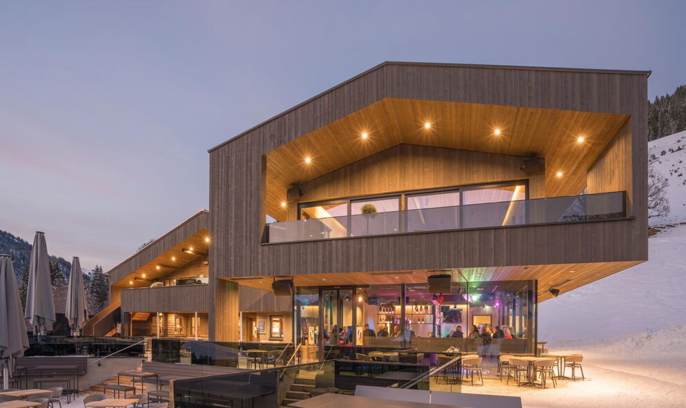 Frontansicht der modern gebauten Maisalm in Saalbach