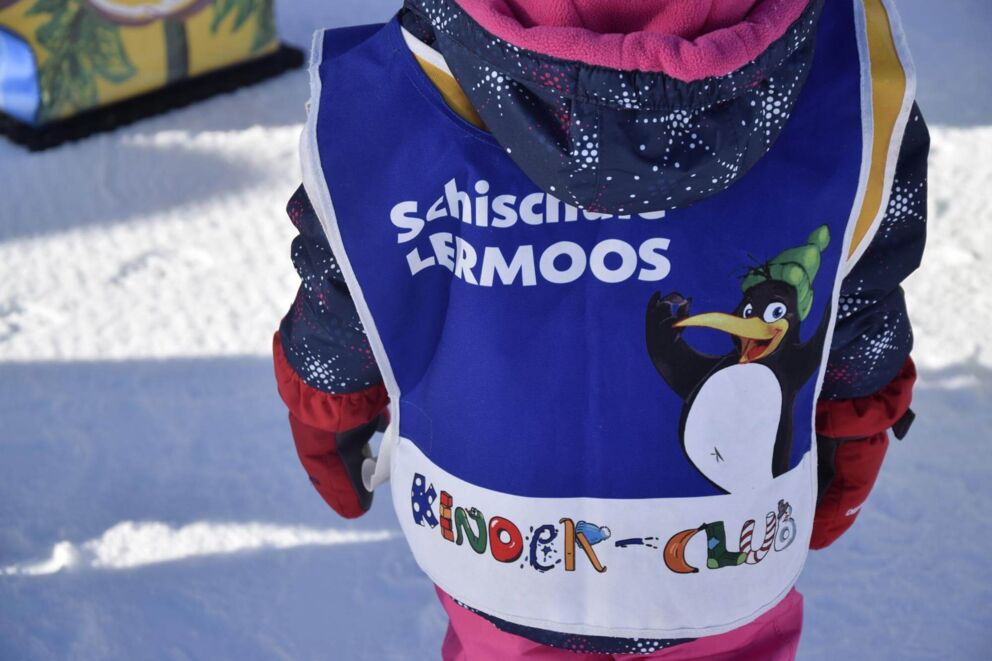 Kleines Mädchen im Skigewandt mit einem Schischule Lermoos Trikot
