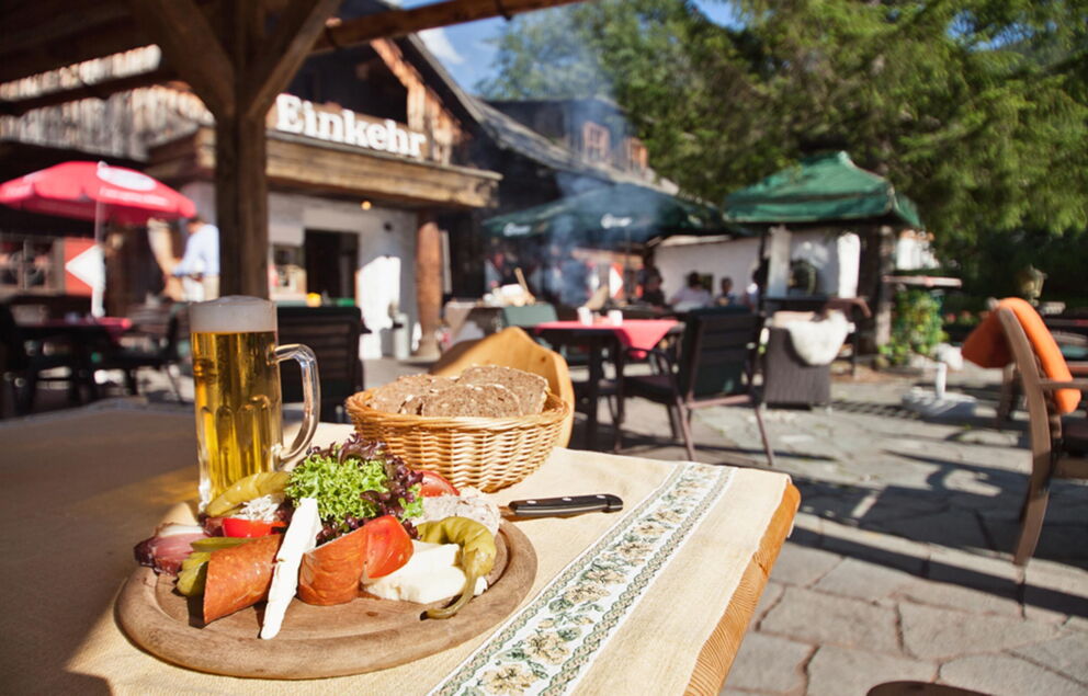 Eine leckere ''Brettljause'' und ein Bierkrug in der Trattler Einkehr