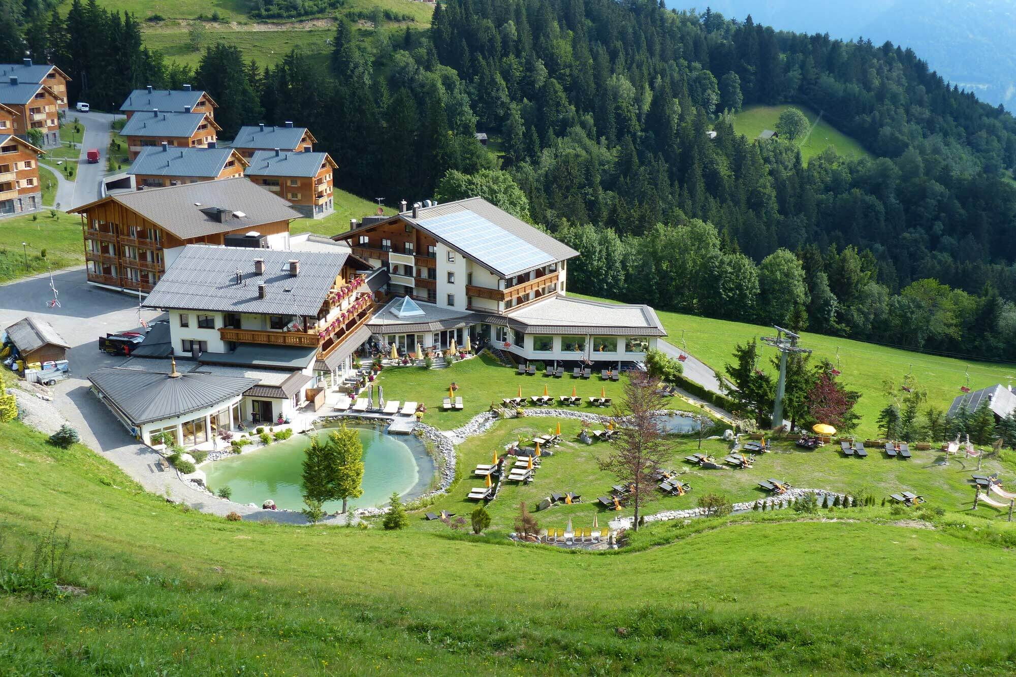 Überblick über die Anlage des Alpenresort Schillerhof in Vorarlberg