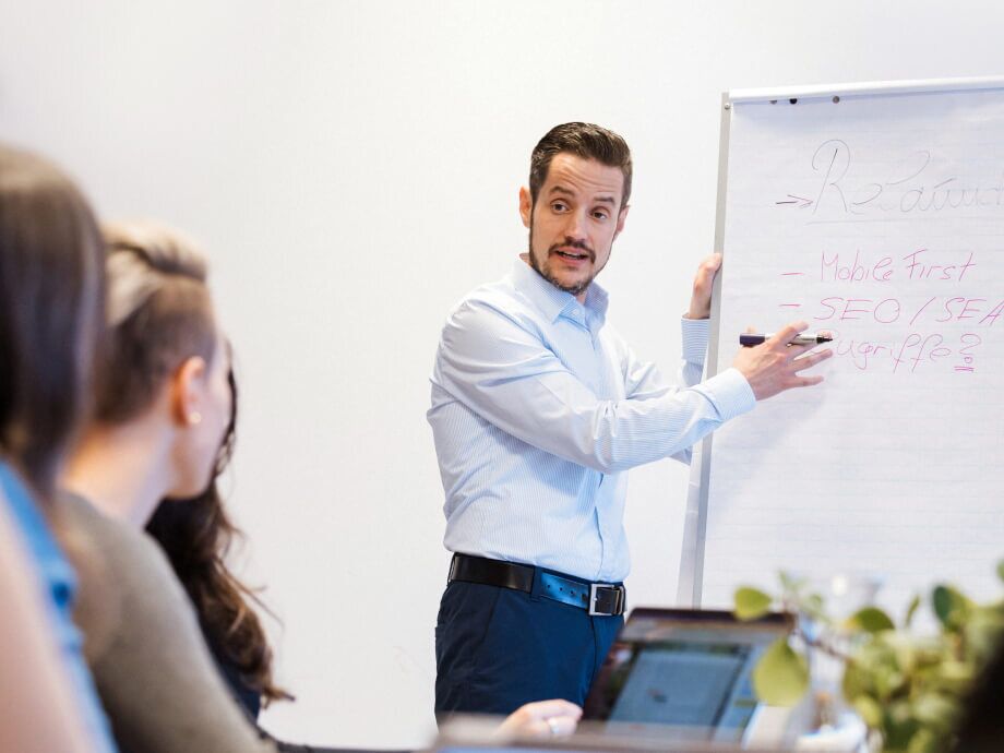 Mitarbeiterbesprechung im Besprechungsraum der Internetagentur NCM in Salzburg