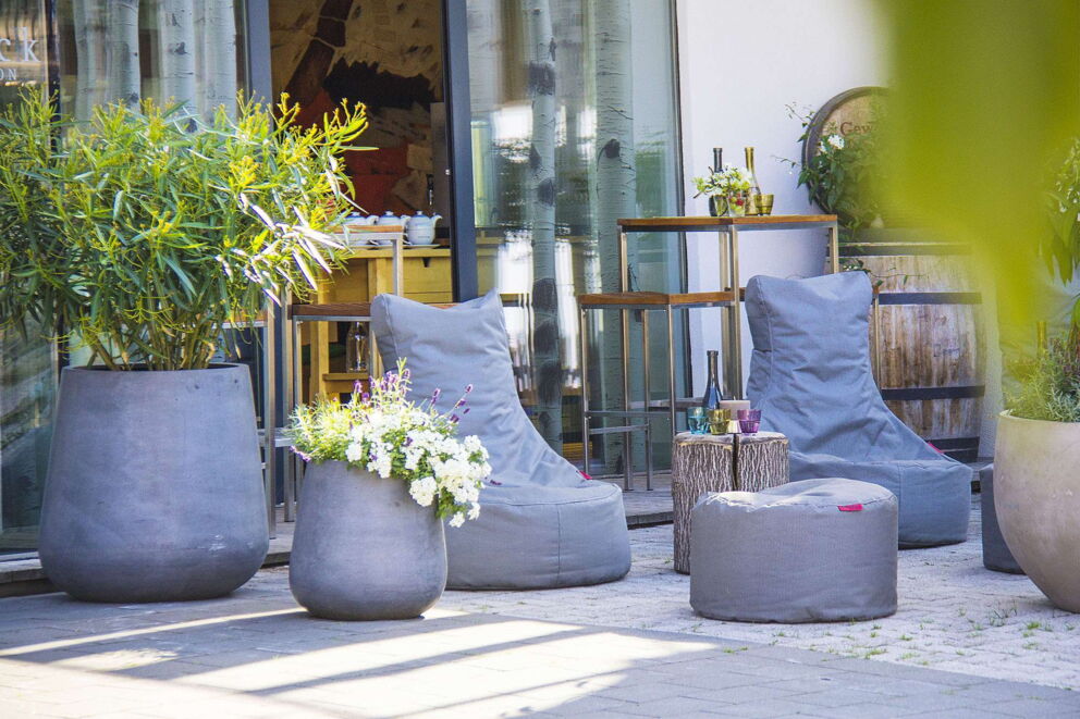Gemütliche Chillout Terrasse mit Sitzsäcken im Hotel Talblick