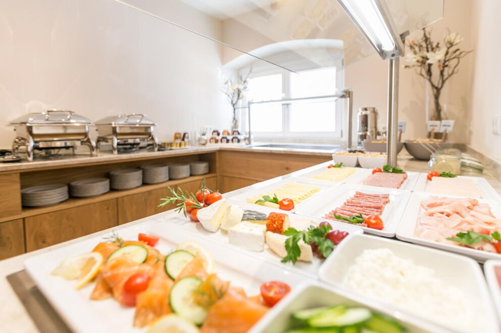 Frühstück mit Lachs und Wurst im Hotel Sailer Innsbruck