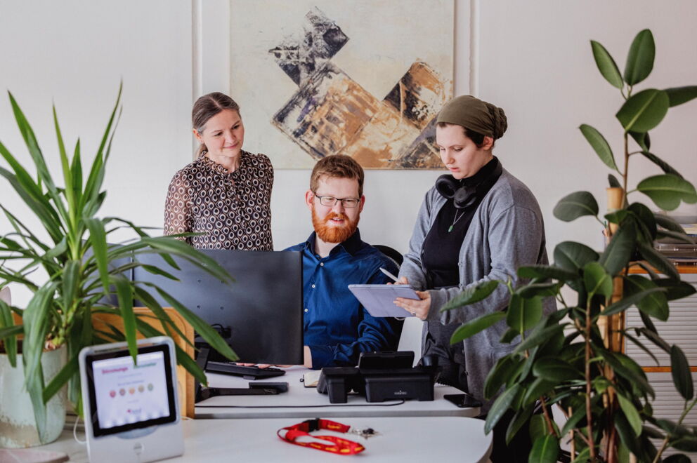Lösungsorientierte Mitarbeiter bei einem internen Meeting in der NCM