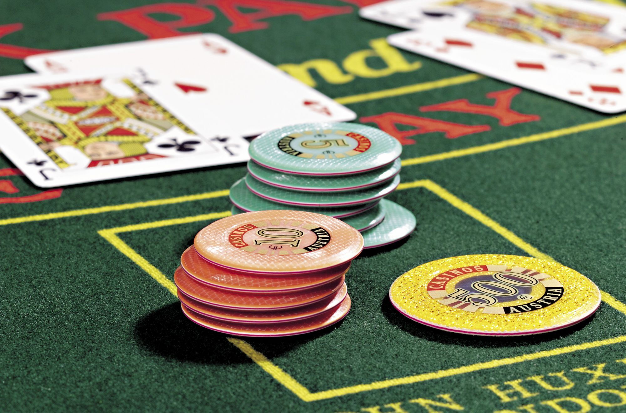 Casino Spiel Black Jack mit zehner fünfer und fünfhunderter Jetons