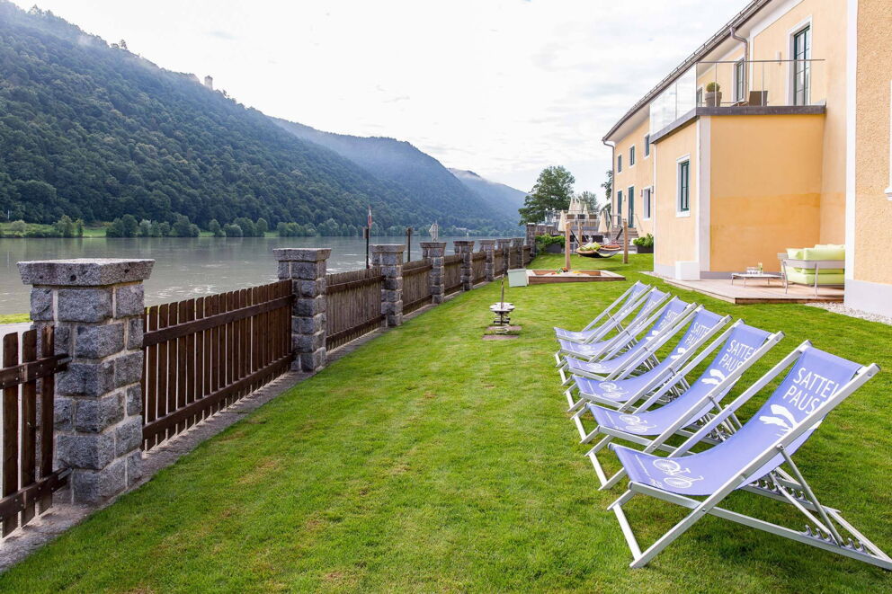 Sonnenliegen im Garten des Hotel Wesenufer direkt an der Donau