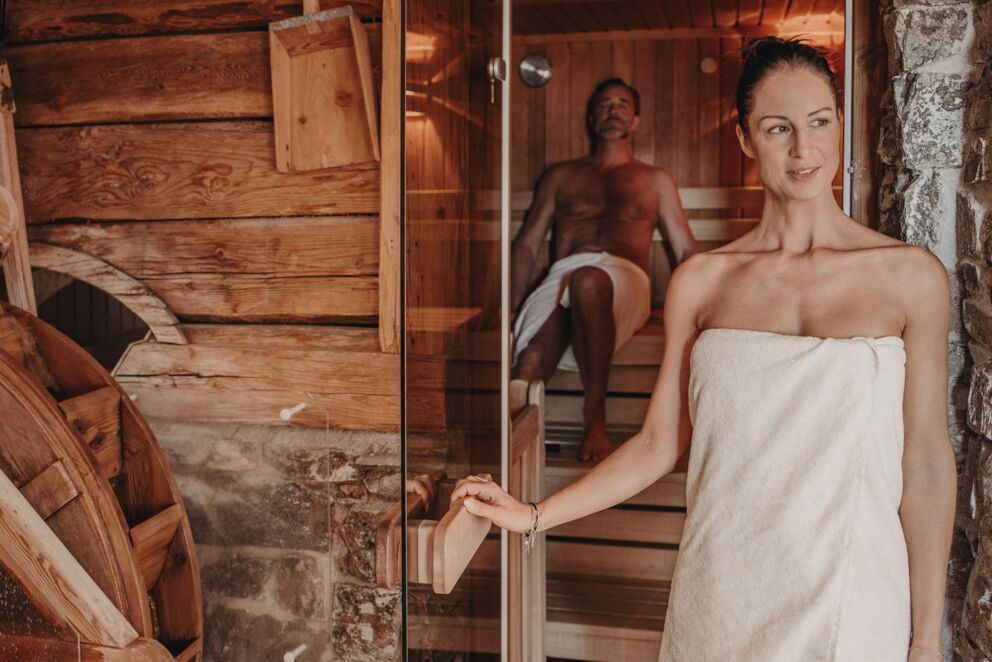 Gemütliche Sauna im Hütten Stil mit Wasserrad