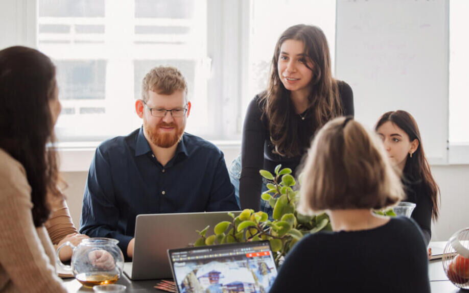 Das NCM Team während einer kurzen Besprechung im Besprechungsraum