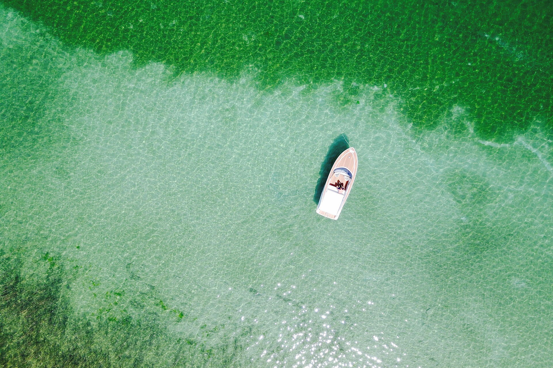 Vogelperspektive auf den Attersee mit einem Boot auf dem Wasser