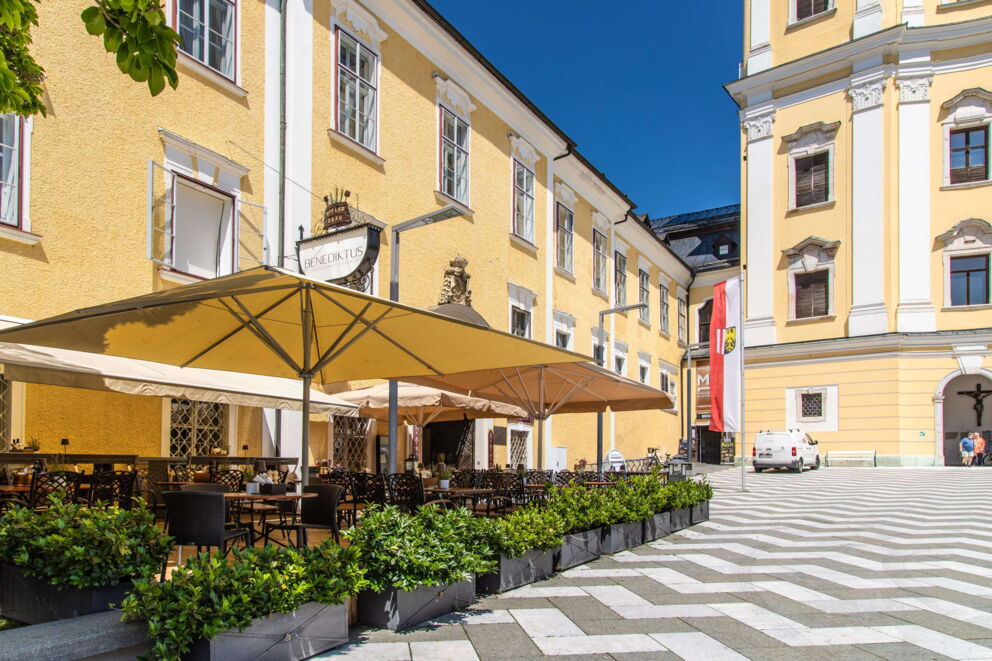 Ein Bild des Gastgarten des Restaurant Benediktus in der Sonne