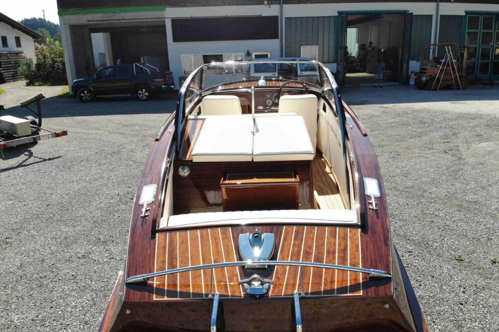 Motorboot im italienischen Stil zur Restaurierung im Bootswerft Graf