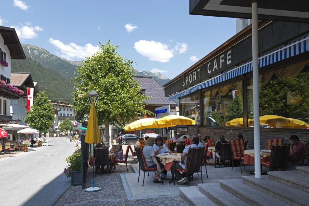 Außenterrasse des Sport-Cafés im Sporthotel St. Anton