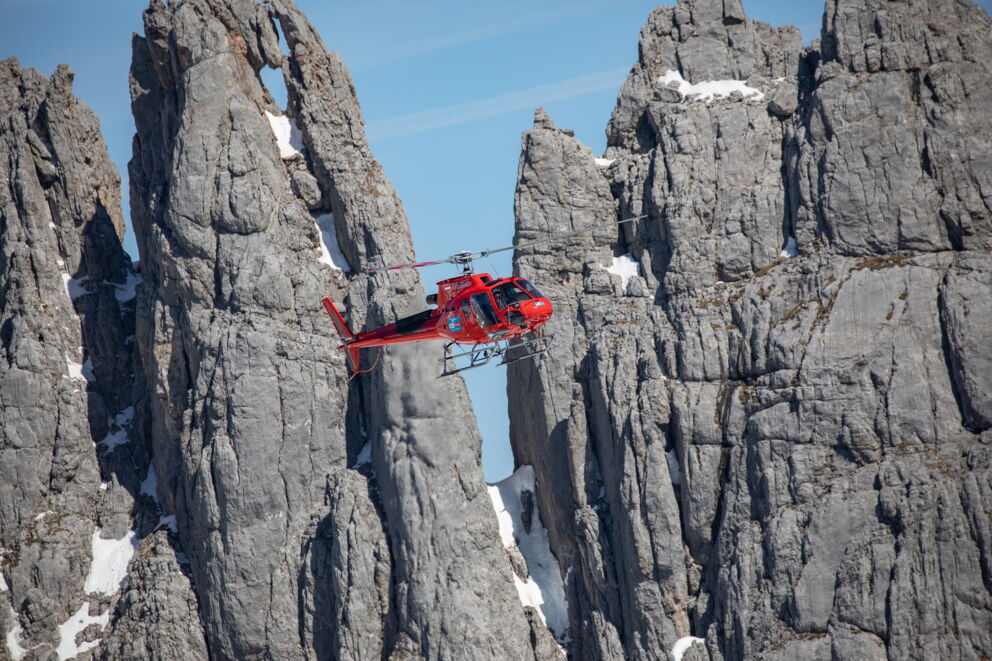 Helikopter vor Berg