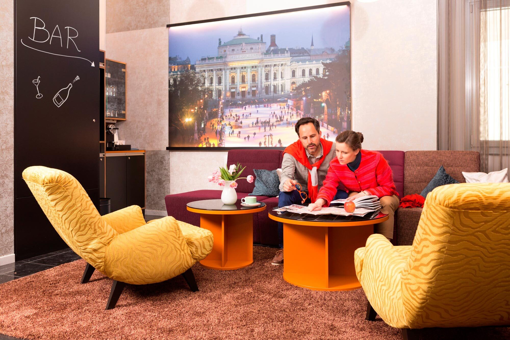 Ein Mann und eine Frau am Durchlesen eines Stadtplans in der Lobby im Hotel Capricorno