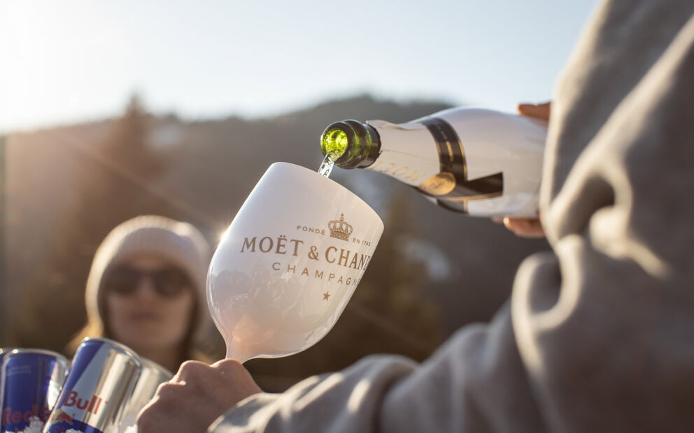 Moet Champagner in Glas einfüllend
