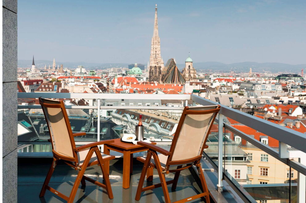 Terrasse mit zwei Sitzstühlen und wunderschönen Blick auf die innere Stadt und den Stephansdom