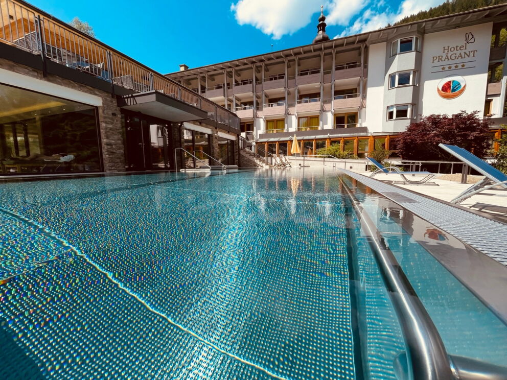 Aussenansicht Pool Hotel Praegant