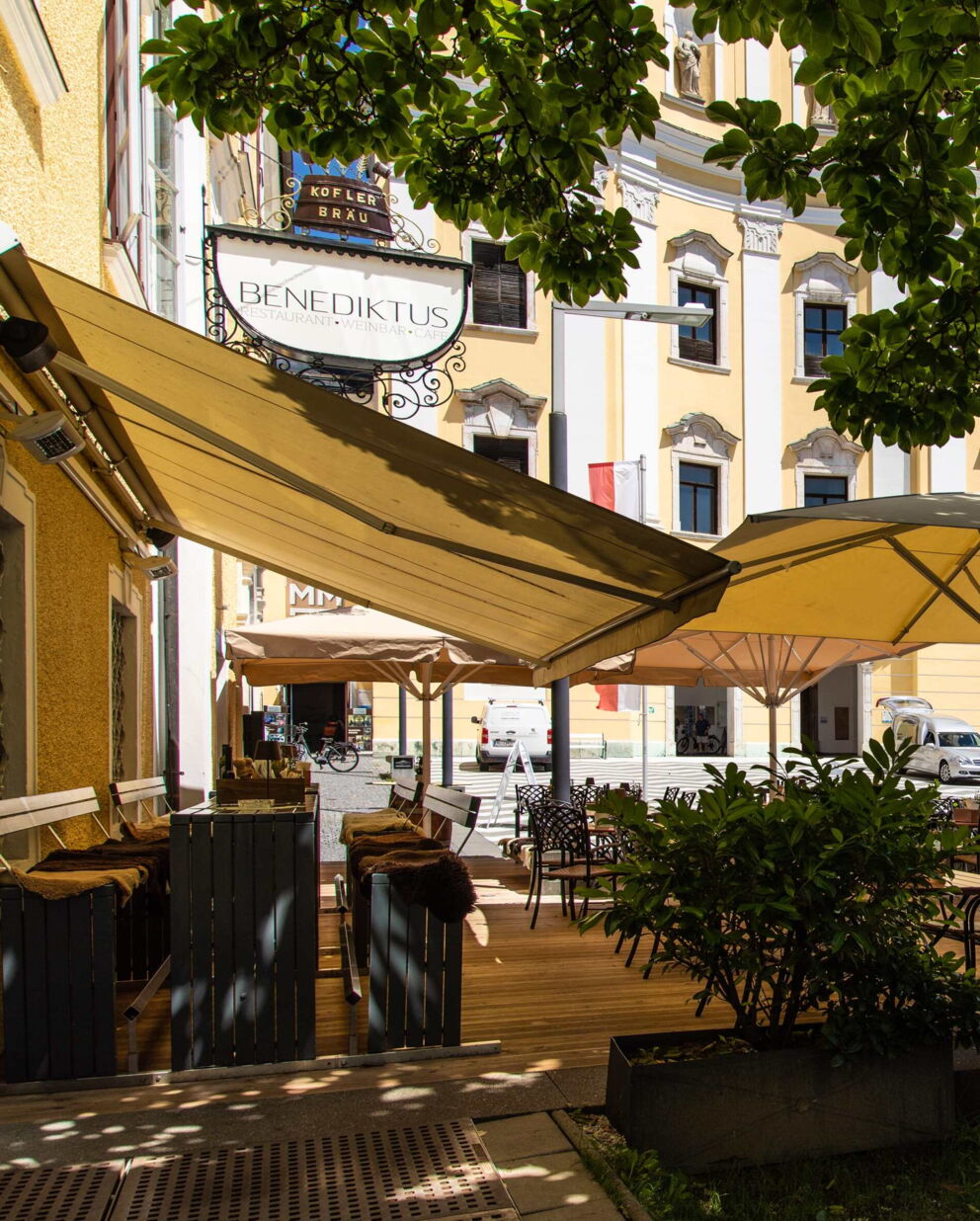 Ein Bild des Gastgarten vom Restaurant Benediktus Schlossmondsee