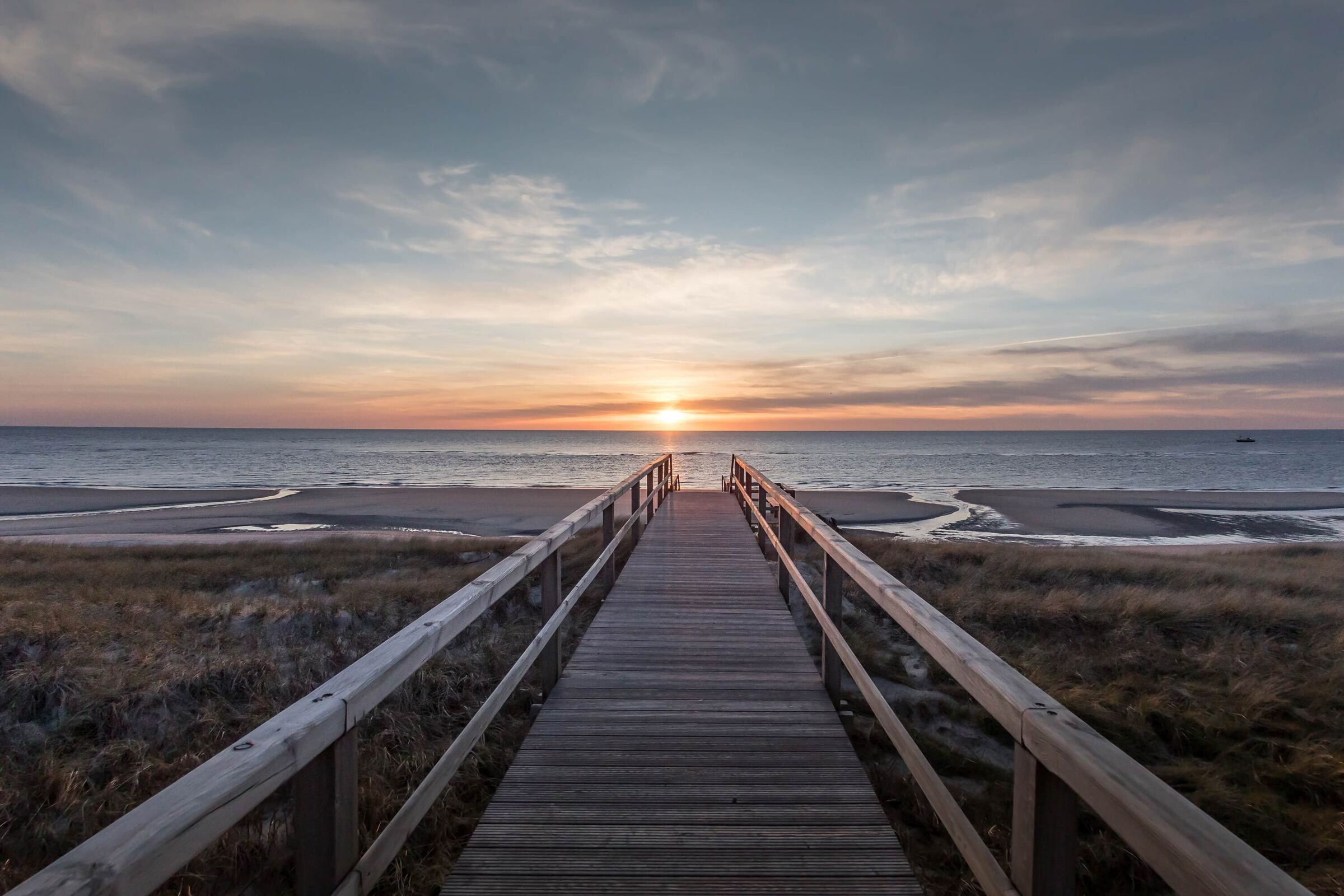 Steg mit Abendsonne am Strand