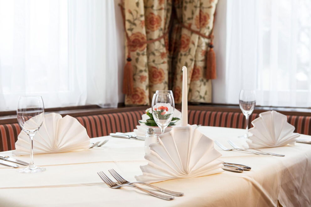 Gedeckter Tisch im Restaurant Agathawirt