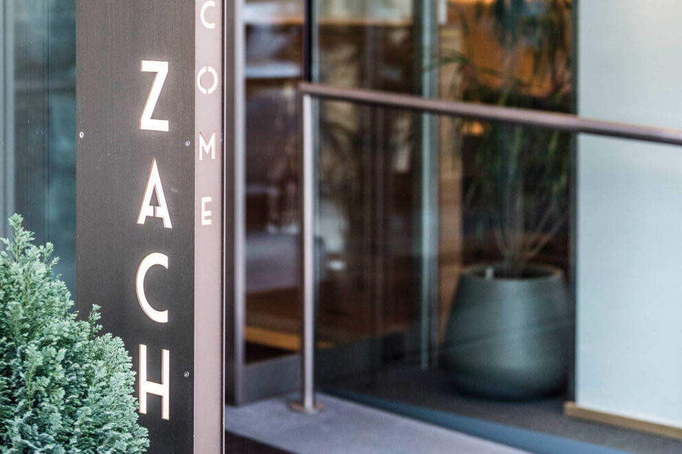 Eingang zum Hotel Zach