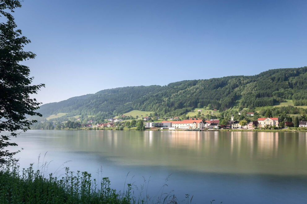 Blick auf das Hotel Wesenufer von dem gegenüberliegenden Donauufer