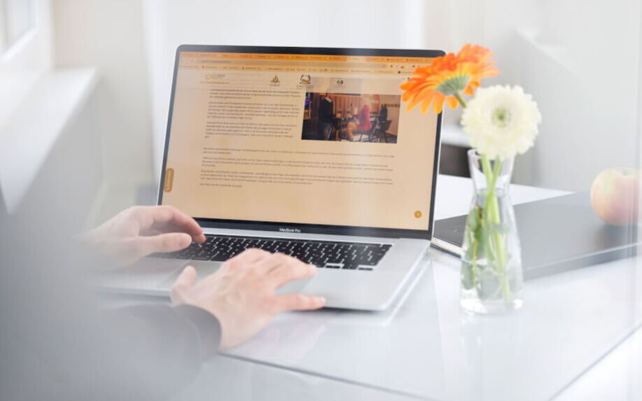 NCM Mitarbeiter auf einem Laptop arbeitend