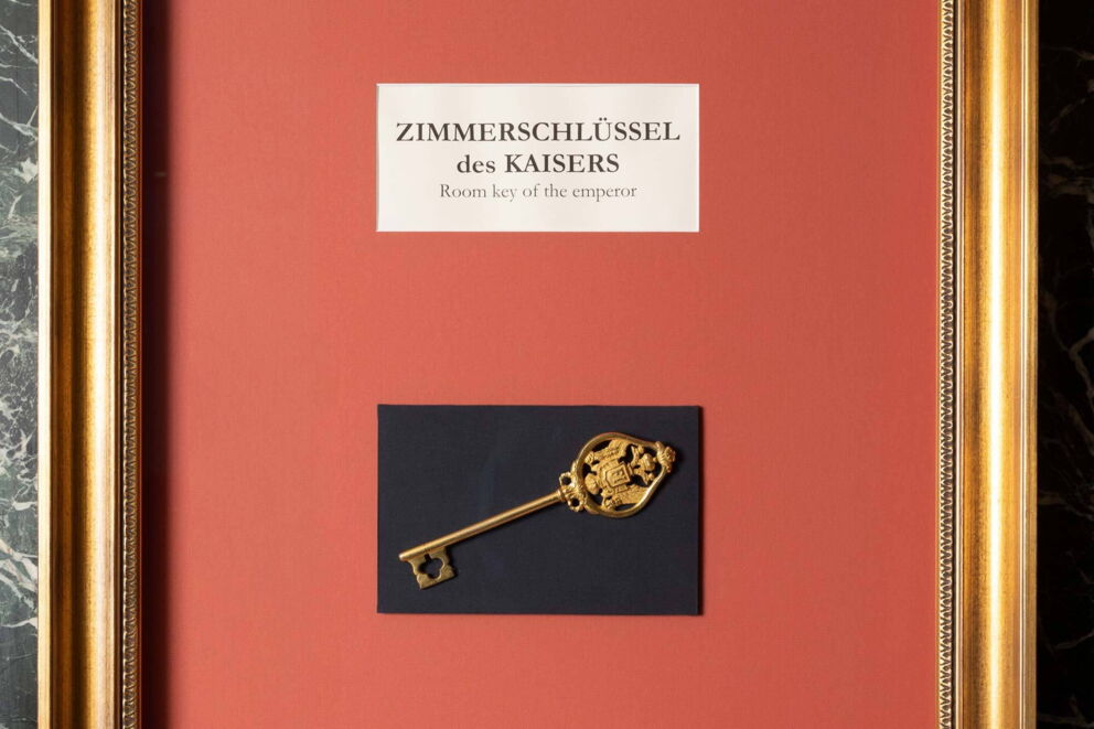 Historischer vergoldeter Zimmerschlüssel des Kaisers im Hotel Erzherzog Rainer