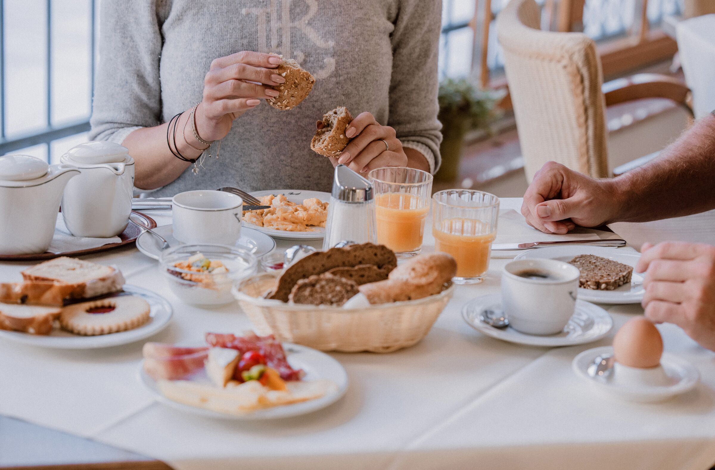 Leckeres Frühstück mit Eiern, Wurst, Gebäck und Mehlspeisen im Hotel Binggl
