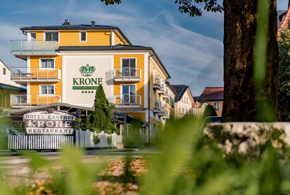 Außenansicht des gelb gestrichenen Hotel Krone Mondsee
