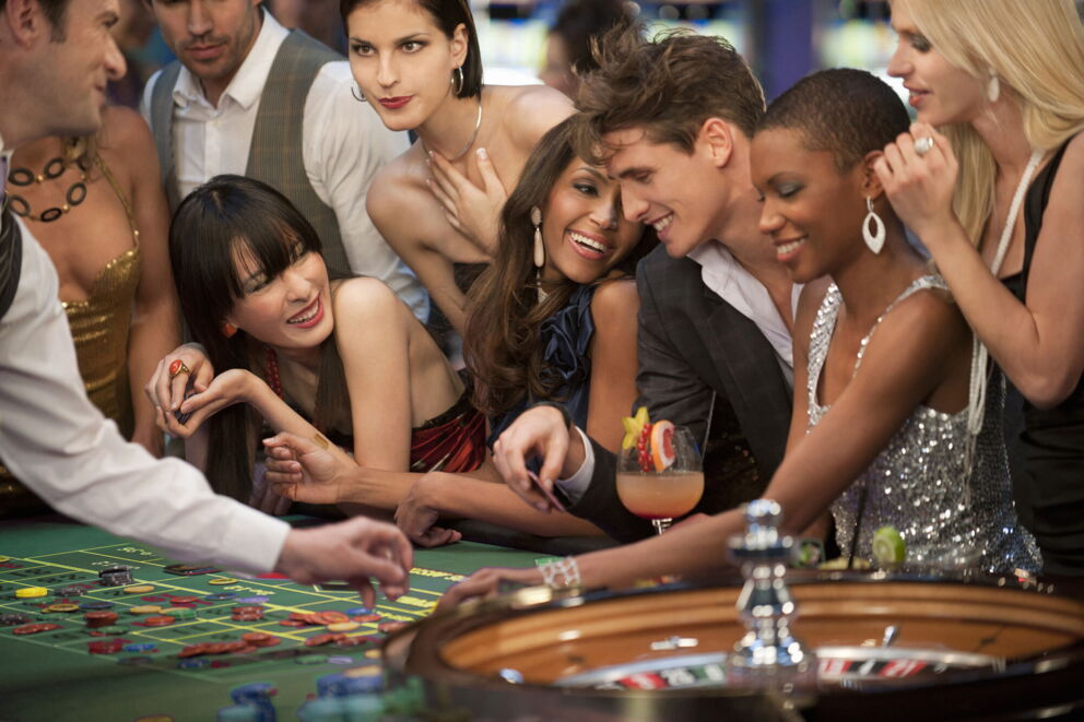 Casino Roulette Spiel mit Cocktail und Zuschauer